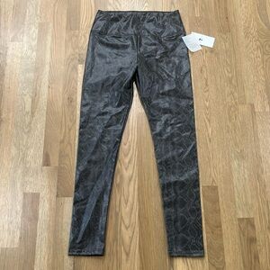 NWT 7 For All Mankind Women’s Gray Black Faux Leather Snakeskin Leggings Pants
